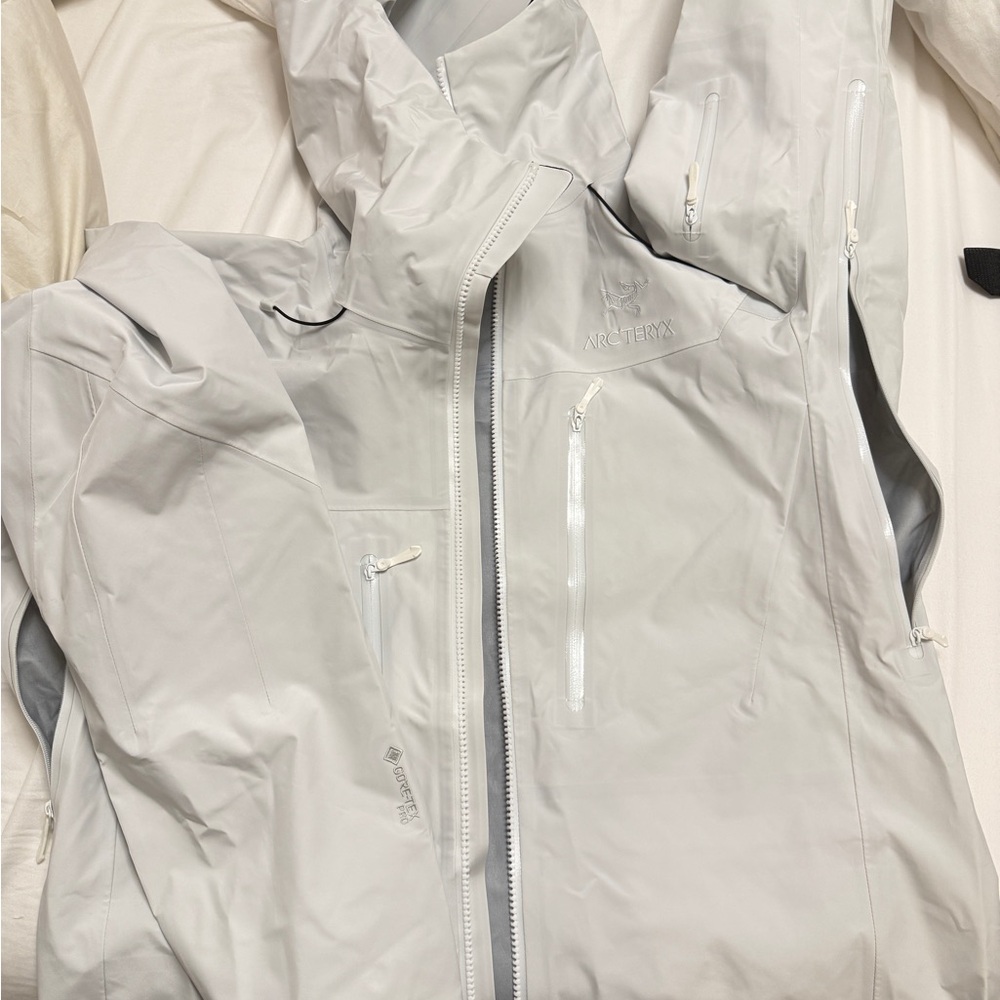 Arc'teryx Men's Glacier White ALPHA SV JACKET MEN'S Jacket
